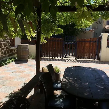 Joli Avec Terrasse Au Calme Au Pied Du Chateau Apartment